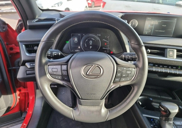 Lexus UX cena 124000 przebieg: 64086, rok produkcji 2019 z Gubin małe 379
